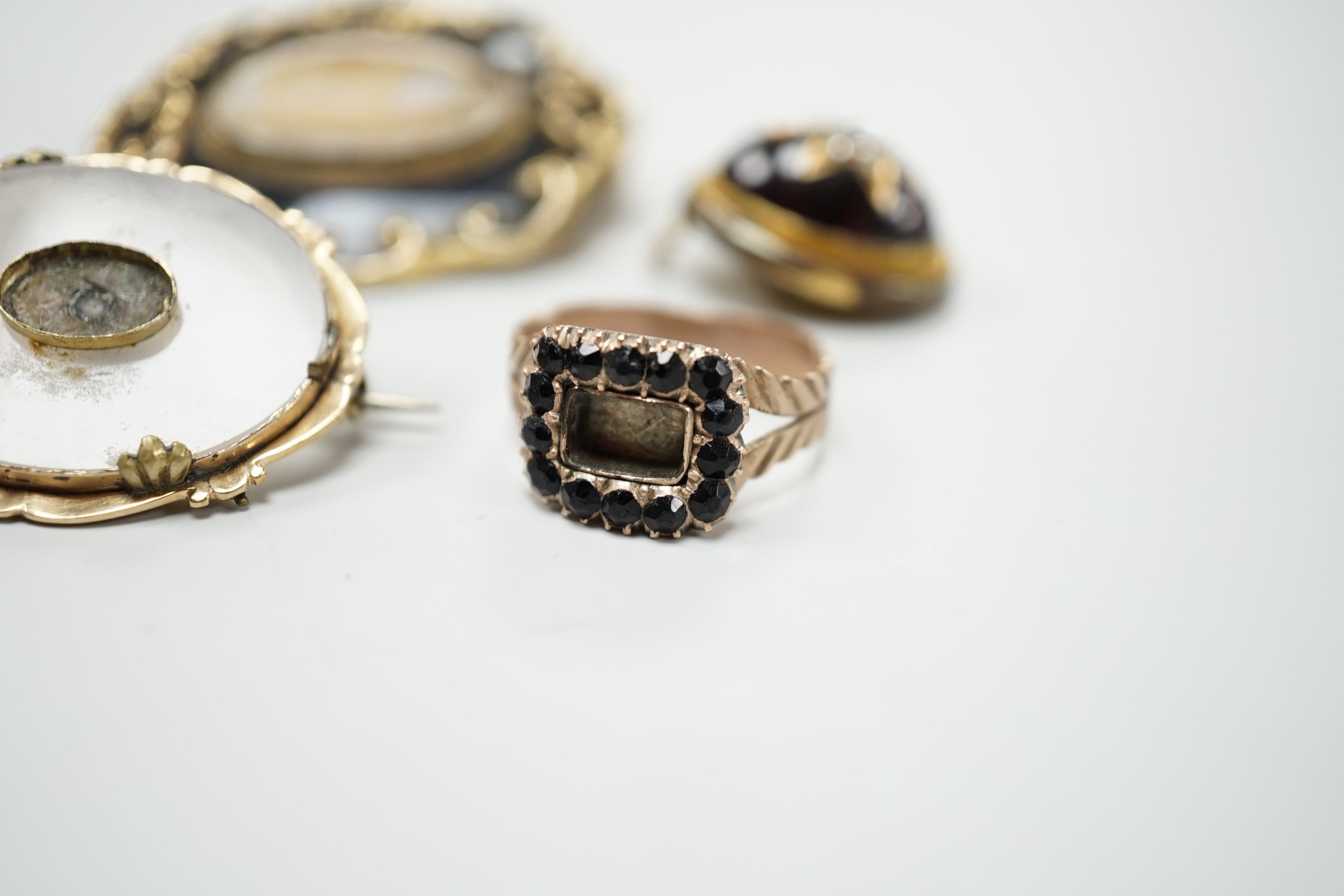 An early Victorian gold and jet ring, lacking central hairwork panel, size O, three assorted brooches and an agate pendant